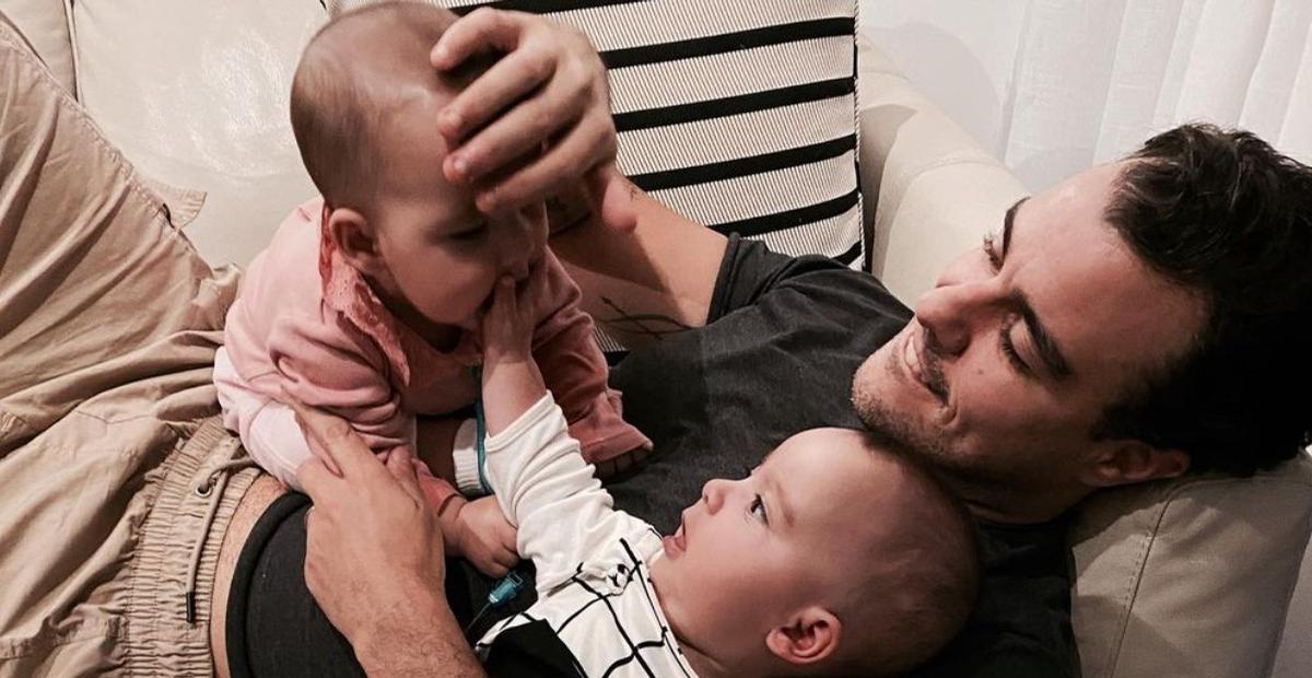 Joaquim Lopes curte dia de sol com as filhas gêmeas e faz comparação com animais: ”Tudo igual”