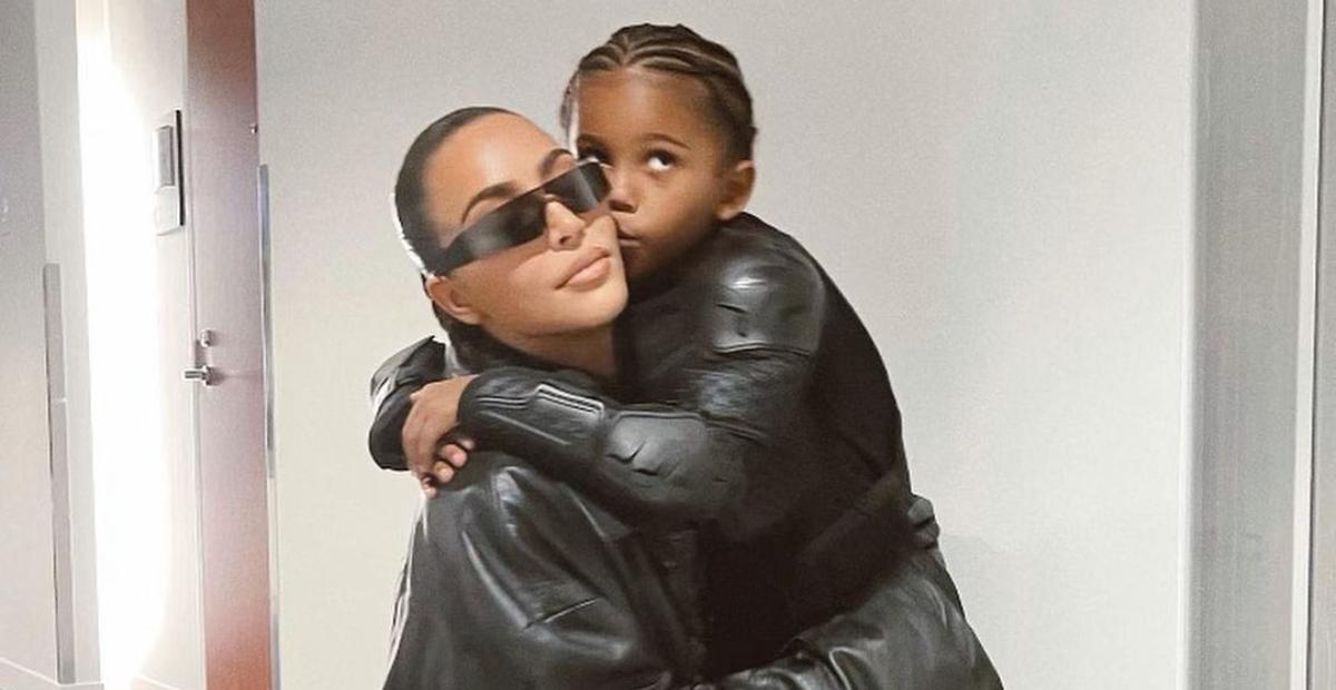 Kim Kardashian compartilha cliques perfeitos do filho, Saint: ”Como é lindo”