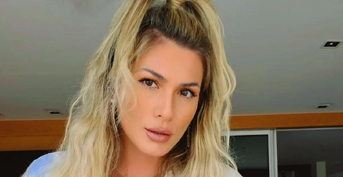 Lívia Andrade toma sol com biquíni fininho em Portugal e web baba em corpão: ”Deslumbrante”