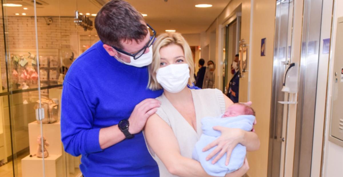 Luiza Possi deixa a maternidade com o filho, Matteo
