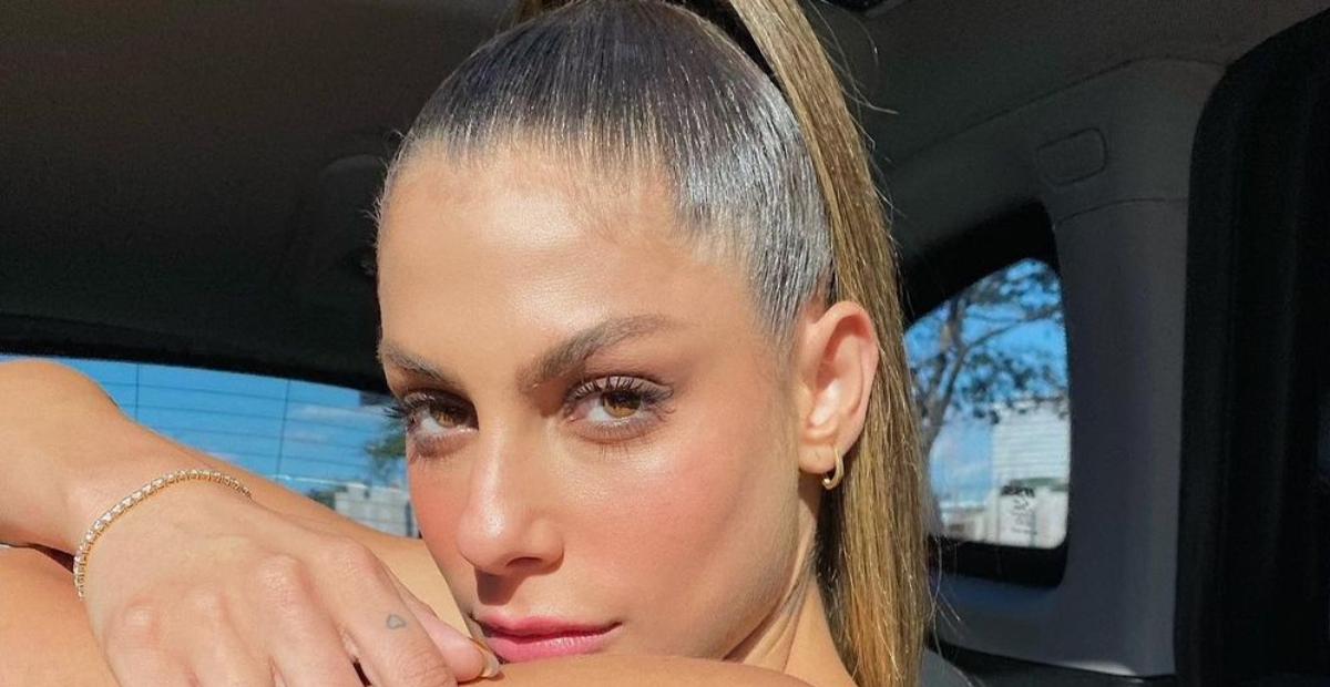 Mari Gonzalez se refresca em cachoeira com biquíni fio dental e corpaço rouba a cena: ”Surreal!”
