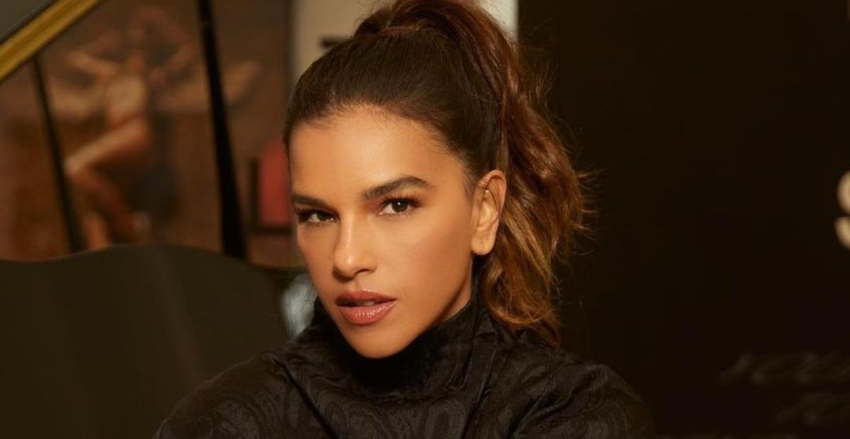 Mariana Rios surge com maiô cavado e com decote profundo e tira o fôlego da web: ”Espetáculo”