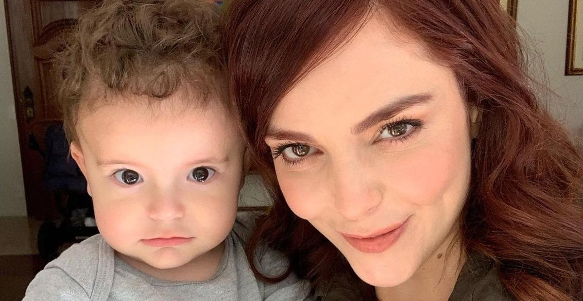 Titi Müller compartilha registro com Benji dormindo em seu colo: ”Meu lugar favorito”