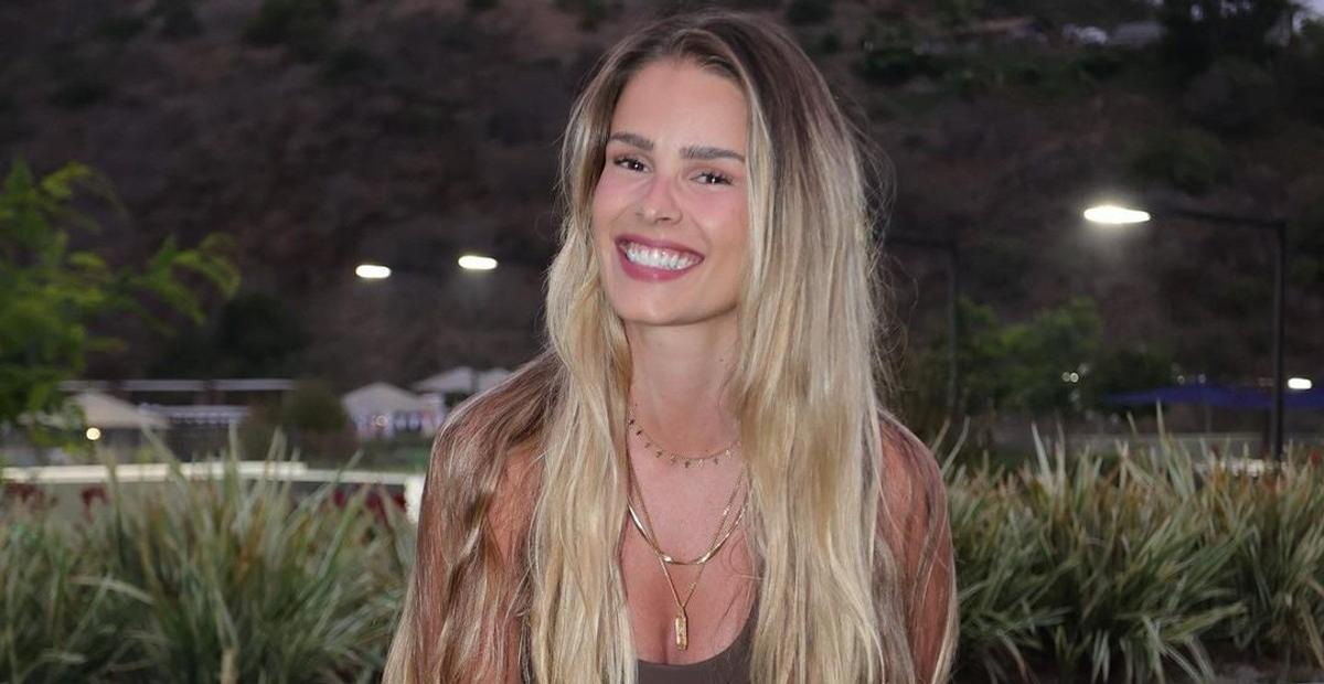 Só de camisa, Yasmin Brunet posa sorridente e recebe elogios: ”Deslumbrante”
