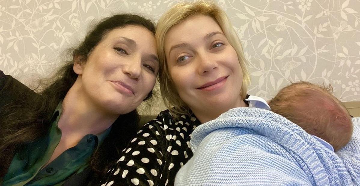 Zizi Possi curte a filha e o neto recém-nascido: ”Muito amor e gratidão envolvidos”
