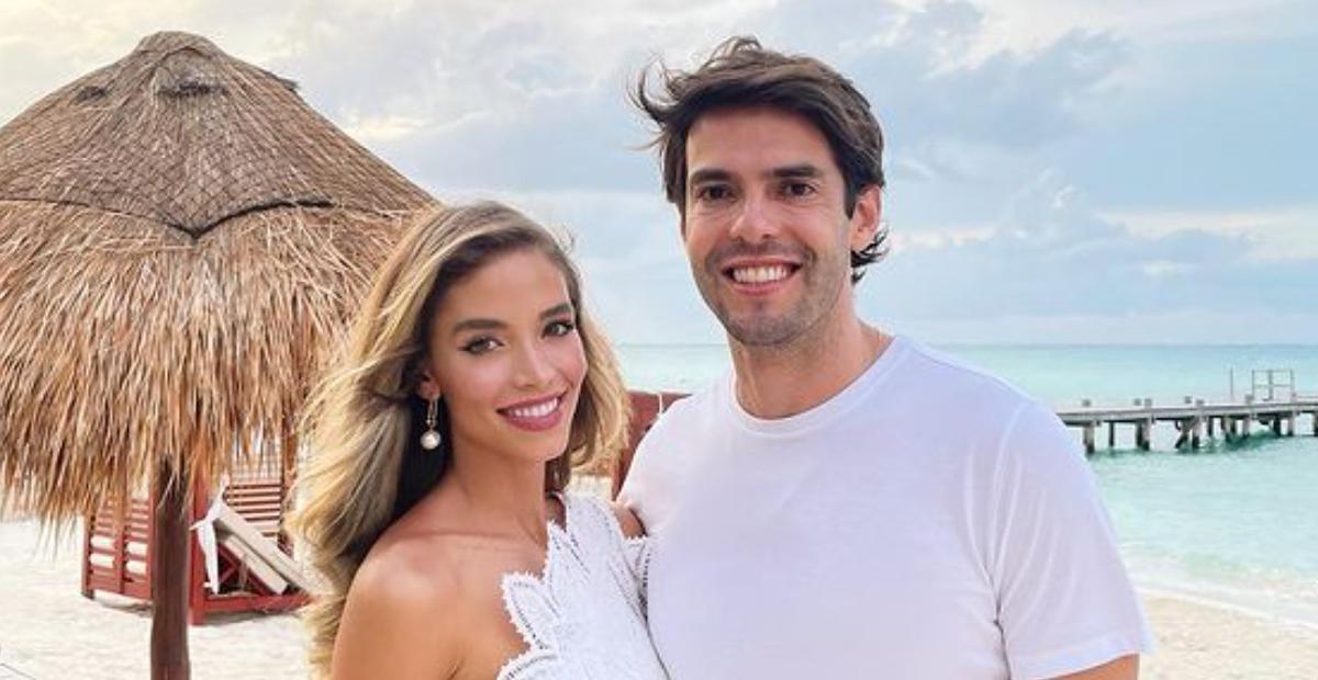 Em Cancún, Carol Dias surge dando beijão no marido, Kaká, e se derrete: ”Minha vida”