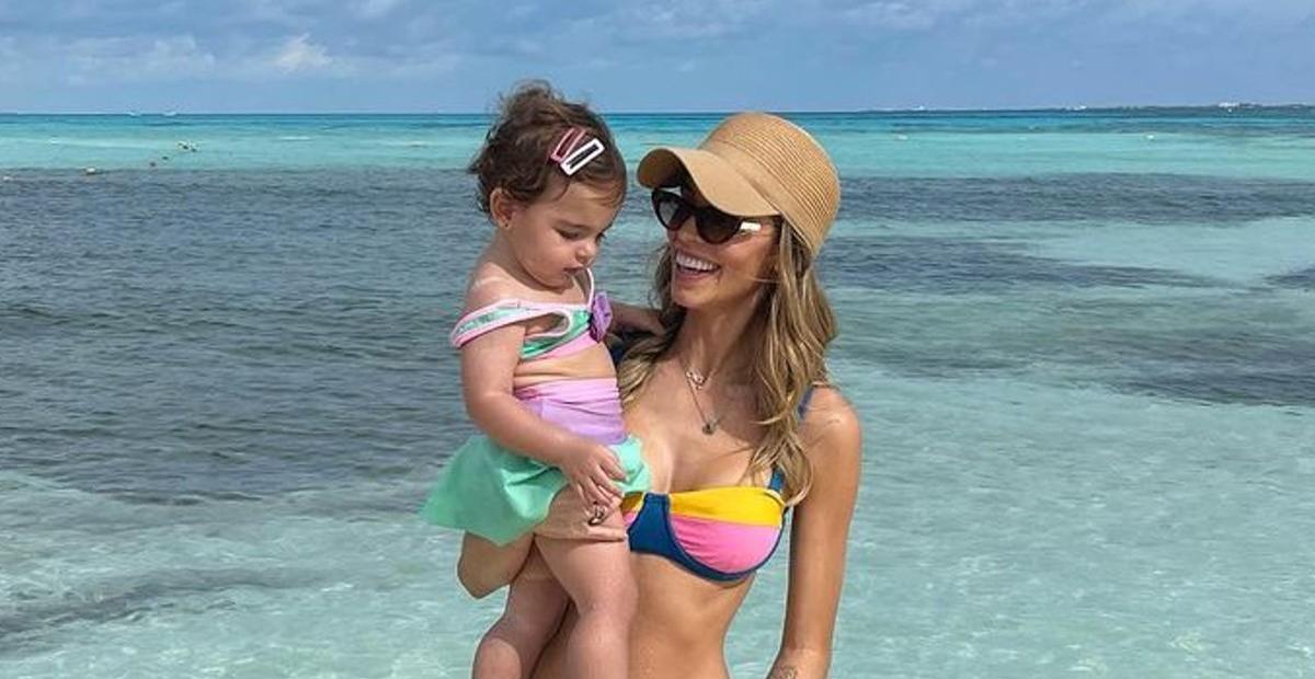 Carol Dias mostra Esther de biquíni coloridinho na praia e explode o fofurômetro