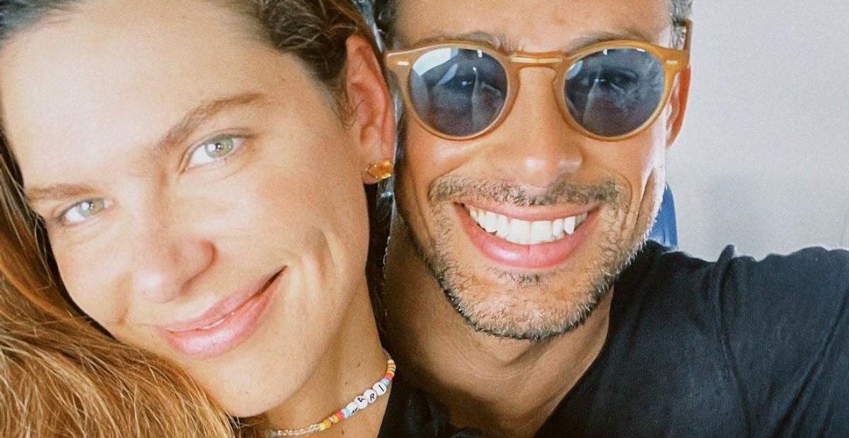 Cauã Reymond aproveita banho de mar nas Maldivas com Mariana Goldfarb: ”Juntos ao redor do mundo”