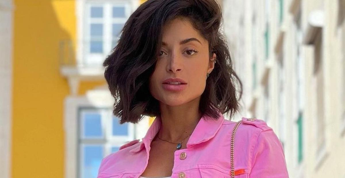 Com top branco, Aline Campos ostenta abdômen trincado em Portugal e ganha elogios: ”Belíssima”
