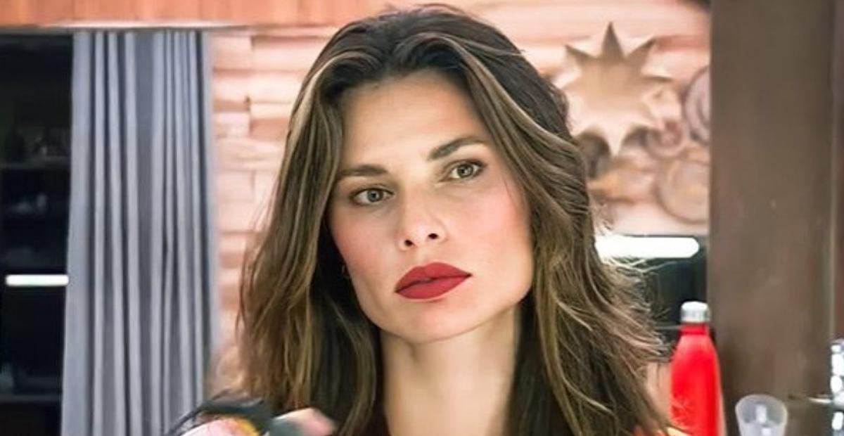 Dayane Mello, de A Fazenda, sensualiza puxando vestido até o limite e para tudo: ”A mais linda”
