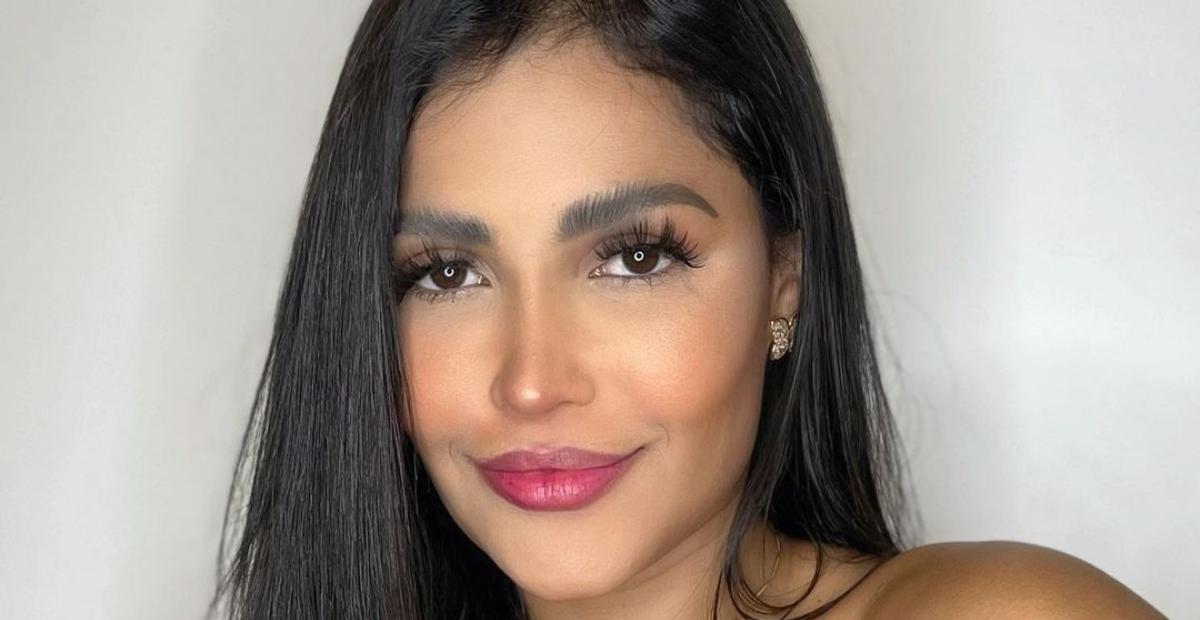 De fio dental, Flay aposta em look revelador todo transparente para seu festão de aniversário