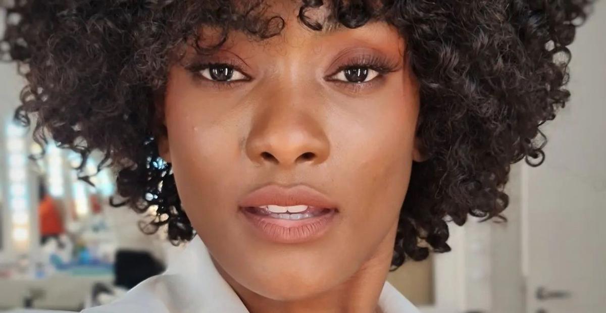 Erika Januza recebe a segunda dose da vacina contra covid-19: ”Viva o SUS!”