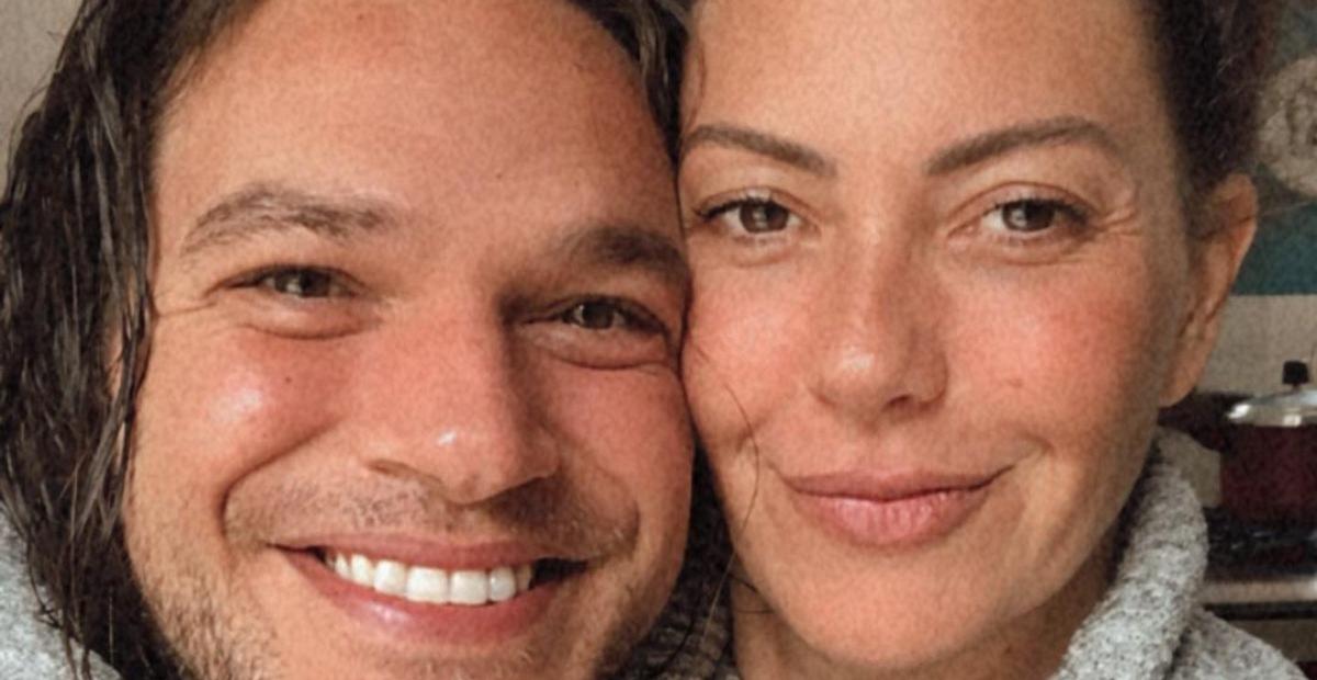 Grávida de gêmeos, Fabiula Nascimento exibe barrigão ao lado de Emilio Dantas: ”Muito amor”