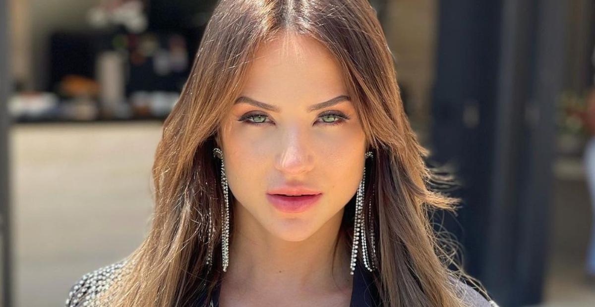 Gabi Martins surge só de body fio dental em festa temática de luxo e rouba a cena com bumbum GG