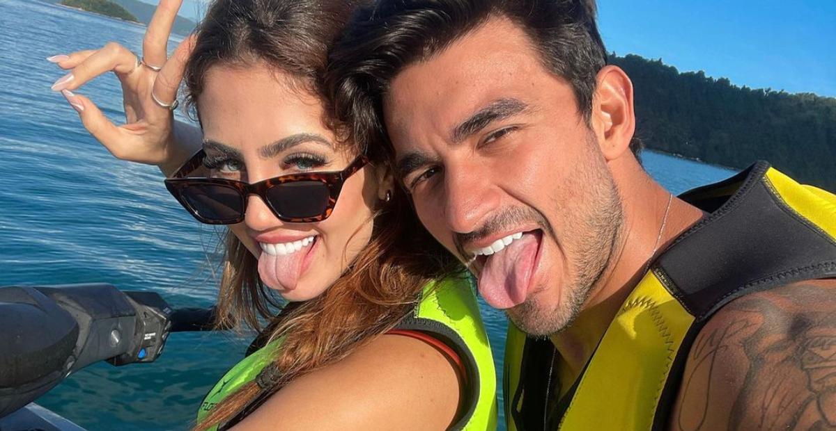 Guilherme Napolitano visita parques temáticos da Flórida com a namorada e web elogia: ”Lindos”