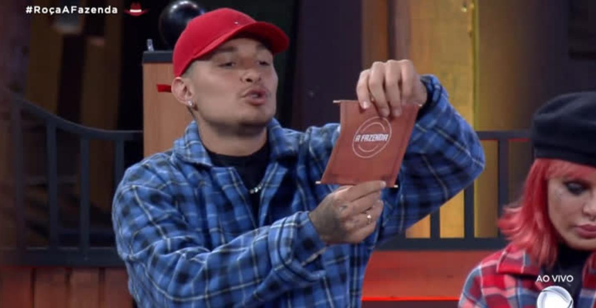 A Fazenda: Mc Gui surpreende ao salvar Rico da roça; Peão se empolga e tenta dar selinho no cantor