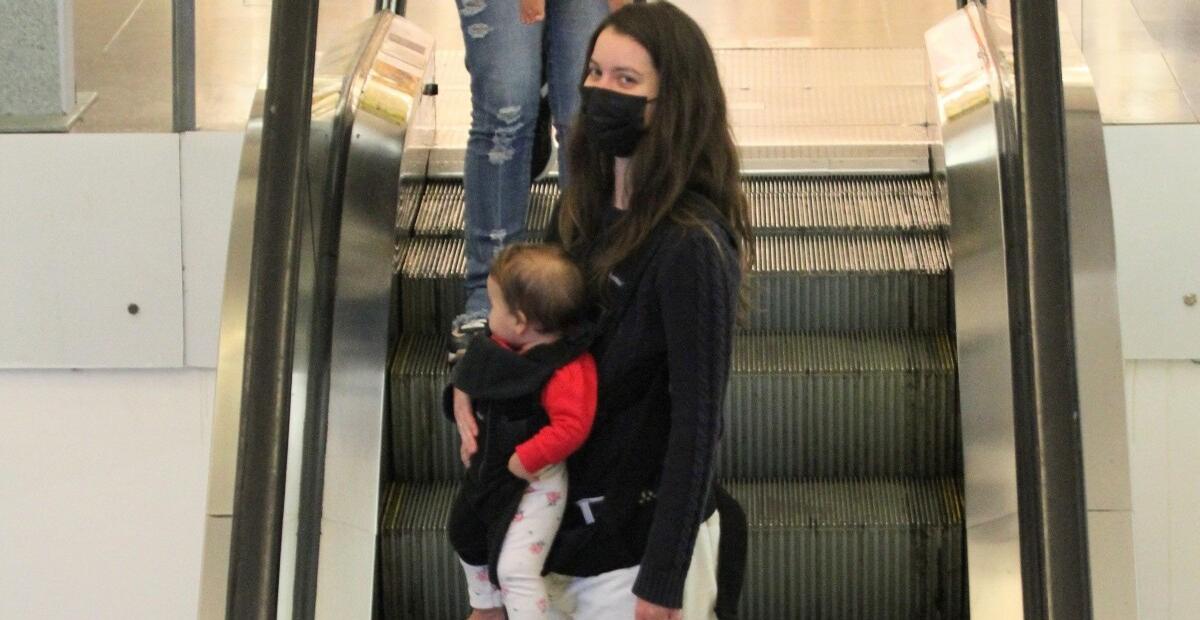 Com a filha, Nathalia Dill é flagrada em shopping e fofura da bebê rouba a cena