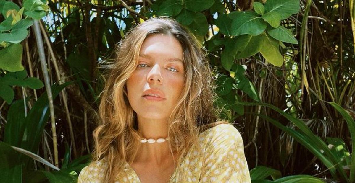 Sem sutiã, Mariana Goldfarb surge em meio à natureza nas Maldivas e arranca elogios: ”Deusa”