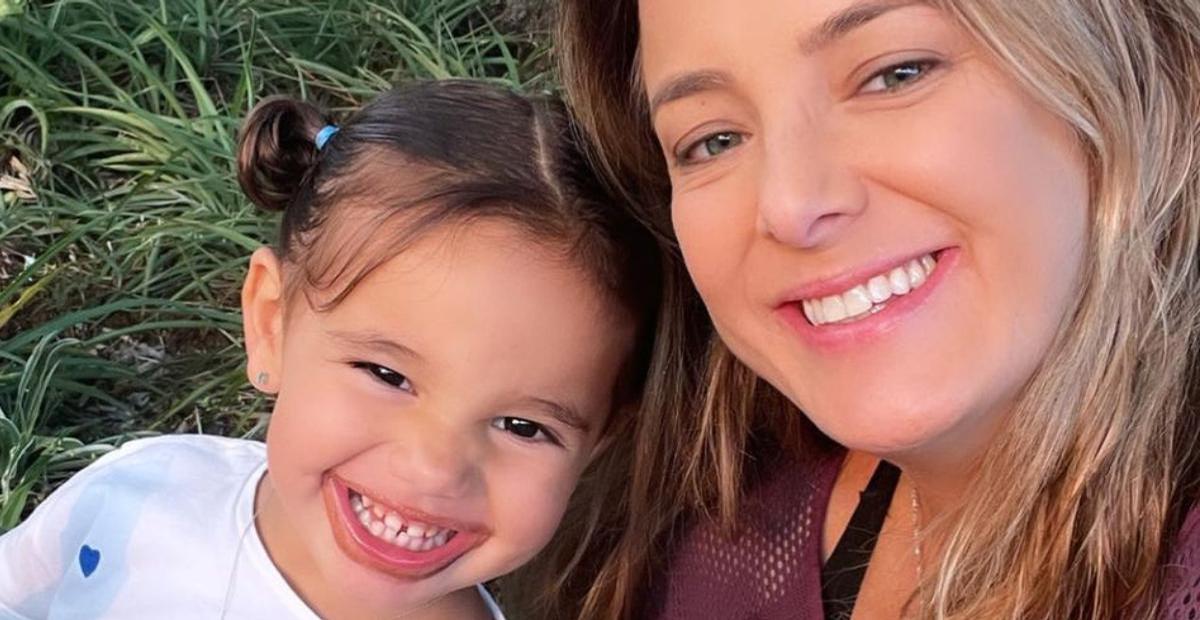 Ticiane Pinheiro aproveita dias de folga com a filha, Manu: ”Sorria, você está na Bahia”