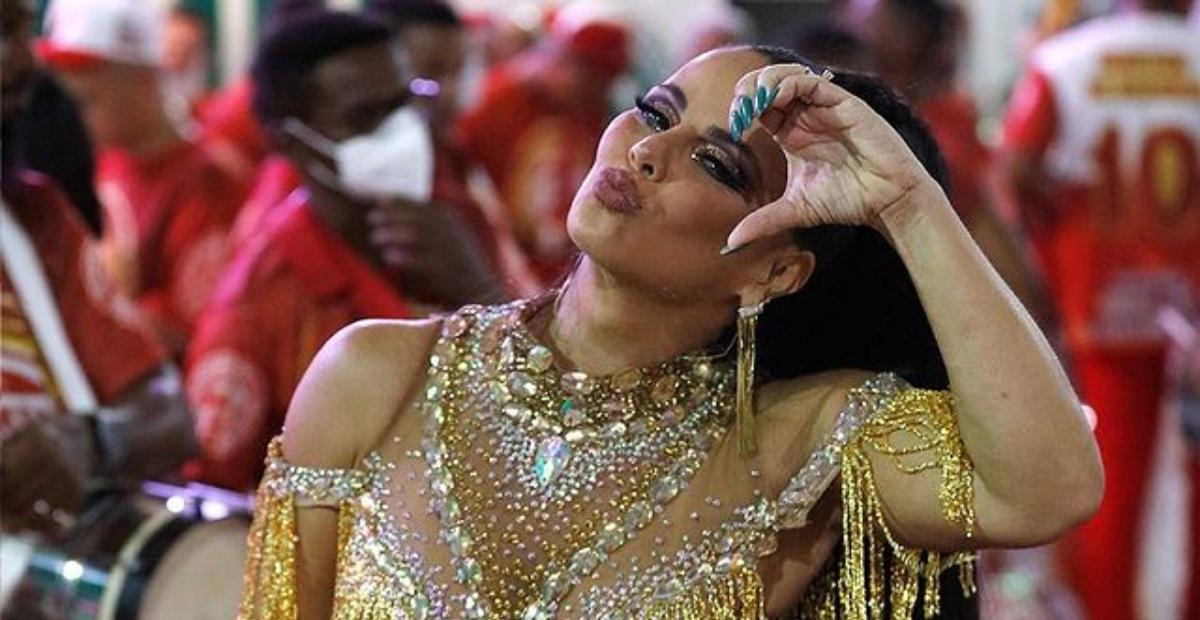 Rainha de bateria, Viviane Araujo celebra encontro de suas duas escolas de samba: ”Momento lindo”