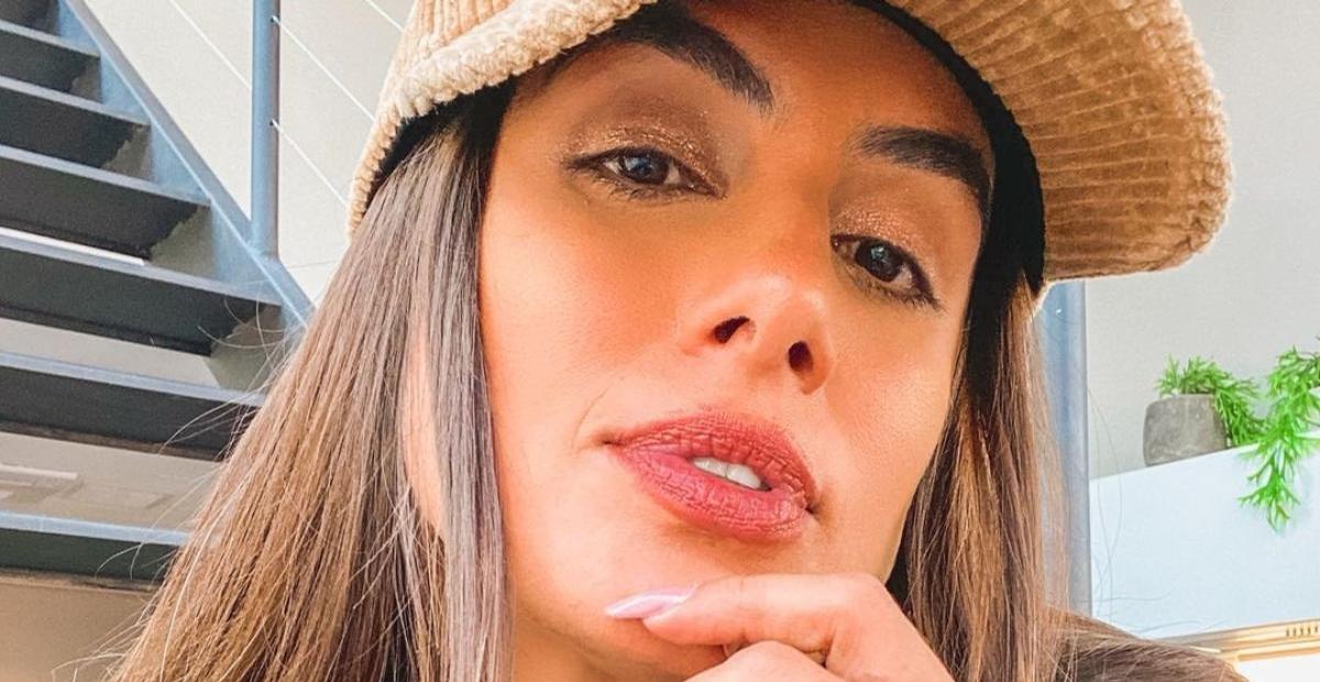 Carol Peixinho exibe corpo escultural com biquíni mínimo em praia paradisíaca: ”Deusa”