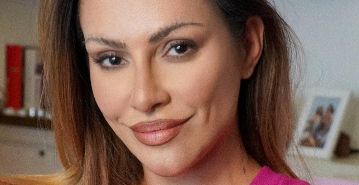 Cleo aparece toda sensual em sequência de registros com uma mangueira de água