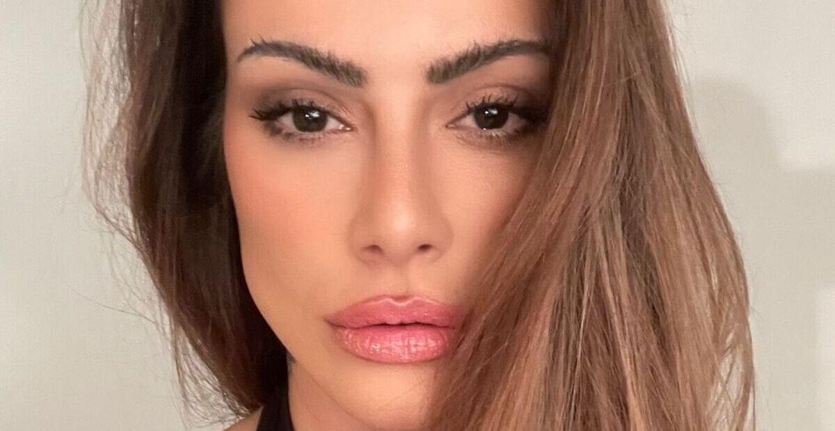 De biquíni comportado, Cleo exibe corpaço ao deitar no chão