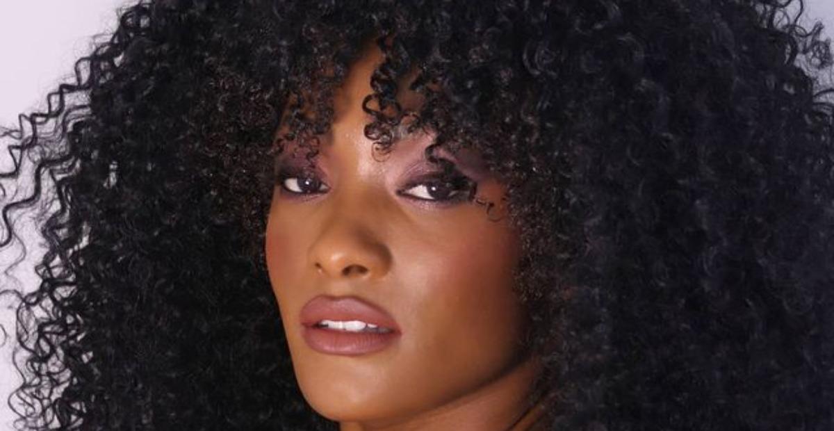 Erika Januza deixa pernas saradas à mostra em foto de roupão e arranca elogios da web: ”Perfeição”