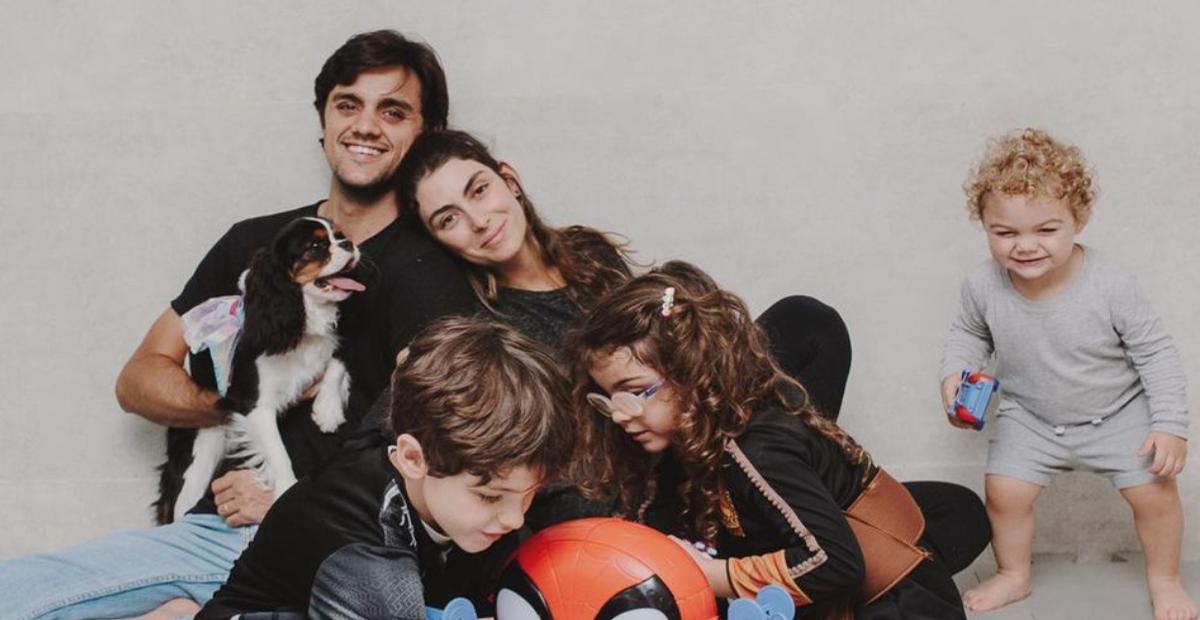 Com saudades de casa, Felipe Simas mostra chamada em vídeo com esposa e filhos e emociona web
