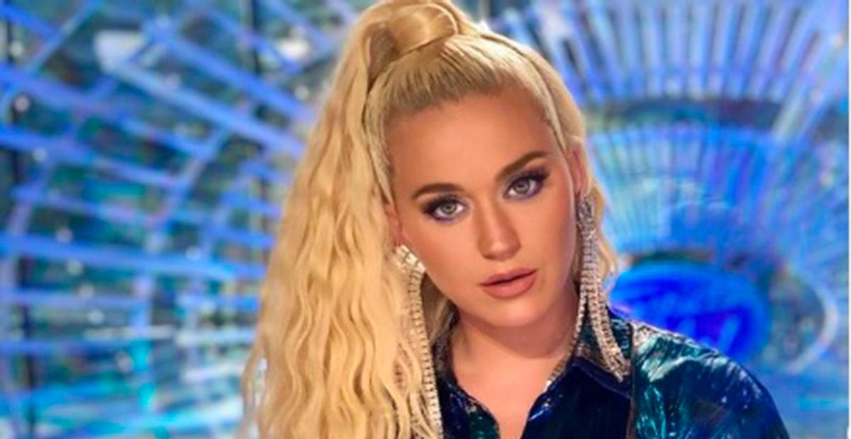Com look laranja, Katy Perry esbanja estilo em comemoração aos 20 anos do ‘American Idol’
