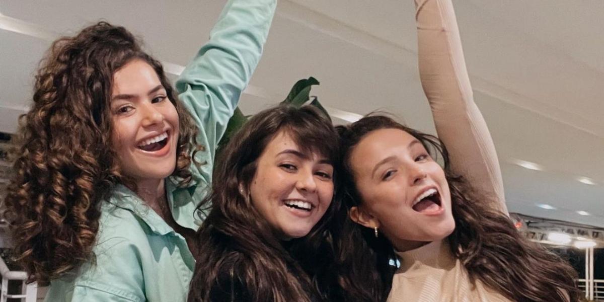 Larissa Manoela exibe clique divertido com Maísa e Klara Castanho e deixa web eufórica: ”Amo!”