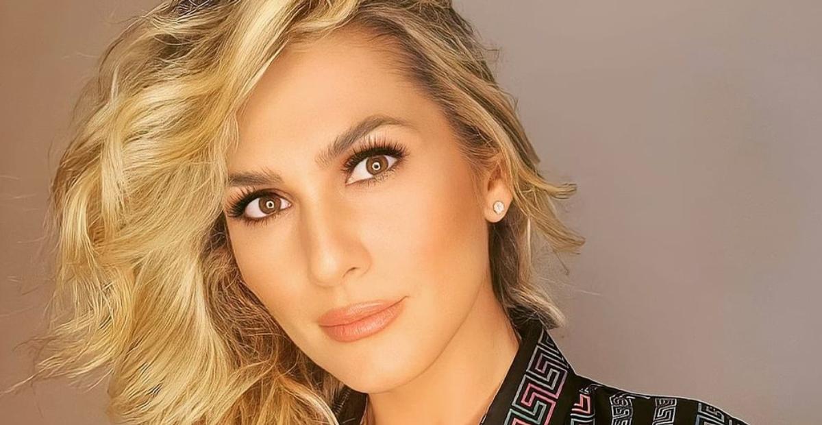 Lívia Andrade curte piscina luxuosa em Portugal e rouba a cena com corpaço: ”Sereia”