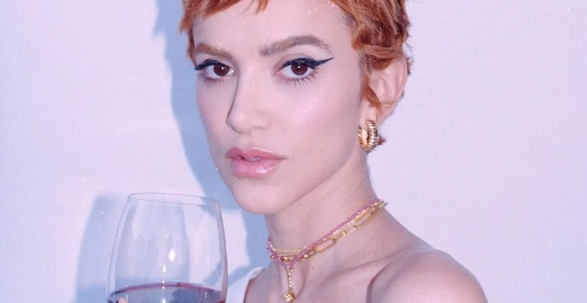 Manu Gavassi visita exposição de Rita Lee em museu de São Paulo: ”Que privilégio”