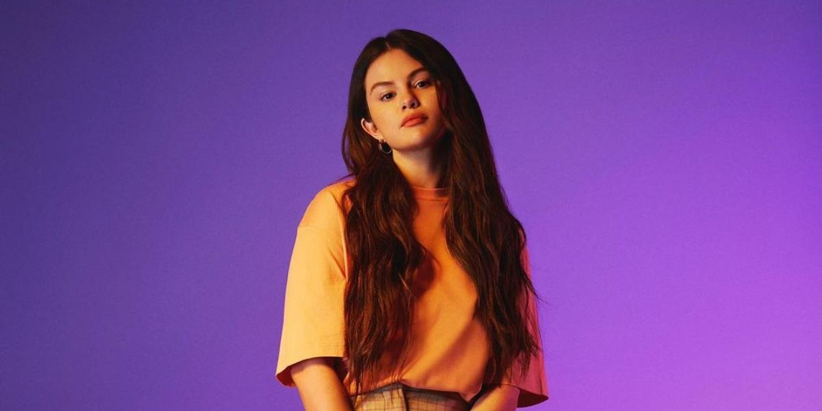 Selena Gomez abandona as madeixas onduladas e radicaliza visual em novo vídeo