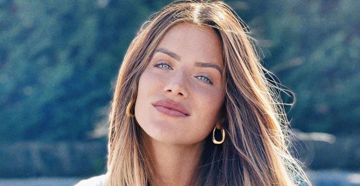 Giovanna Ewbank surge absurdamente linda em cliques na praia com look de crochê