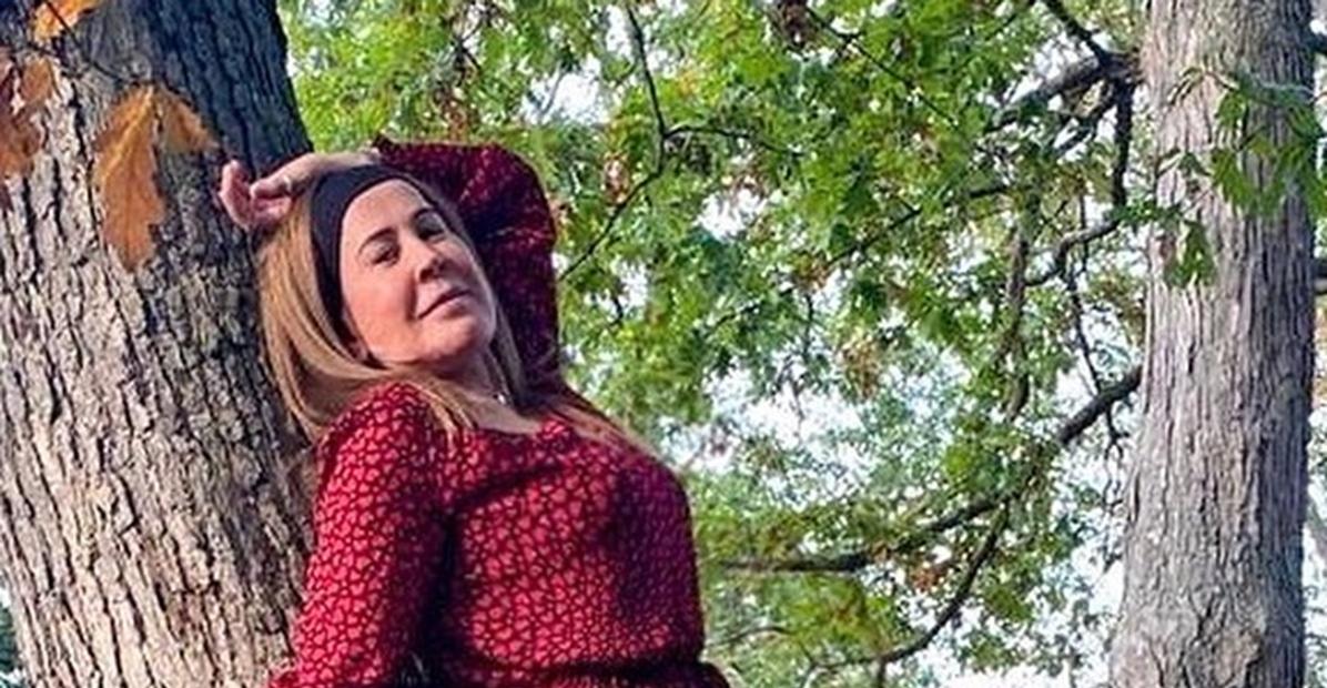De vestidinho, Zilu Godoi posta clique em cima da árvore e rouba a cena: ”Maravilhosa”