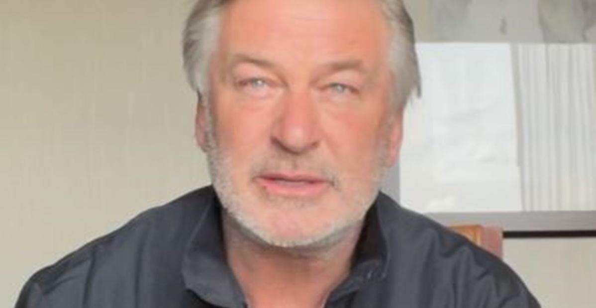 Em set de filmagem, Alec Baldwin mata acidentalmente diretora com arma cenográfica