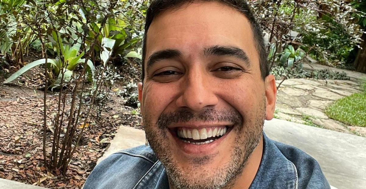 André Marques surge em momento fofo ao lado de sua cachorra: ”Amor que fala né?”