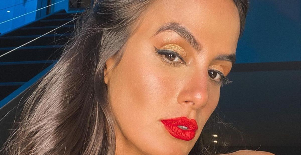Sem calcinha e sutiã, Carol Peixinho deixa corpão à mostra em vestido todo recortado: ”Escândalo!”