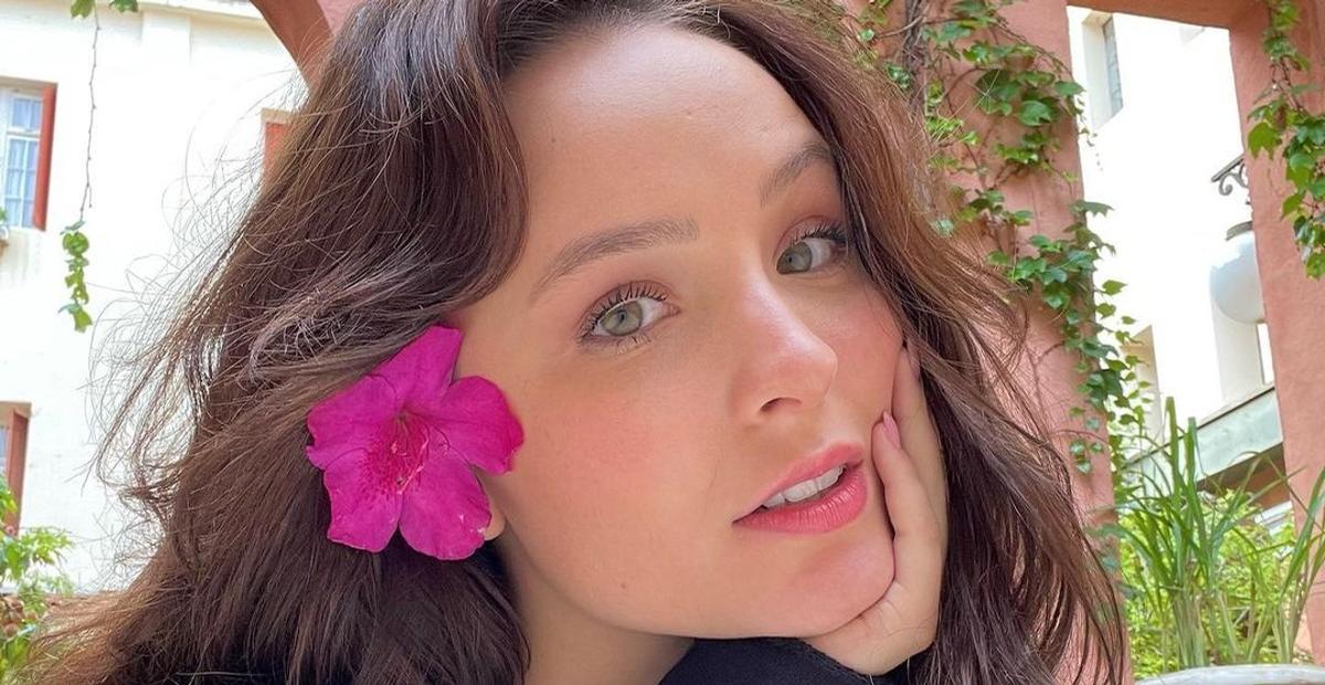 Larissa Manoela resgata fotos antigas ao relembrar o início de sua carreira como cantora