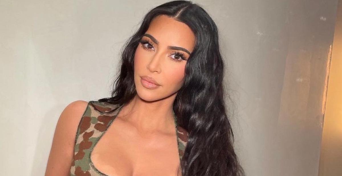 Deslumbrante, Kim Kardashian aposta em casacão brilhante de R$130,5 mil para celebrar aniversário