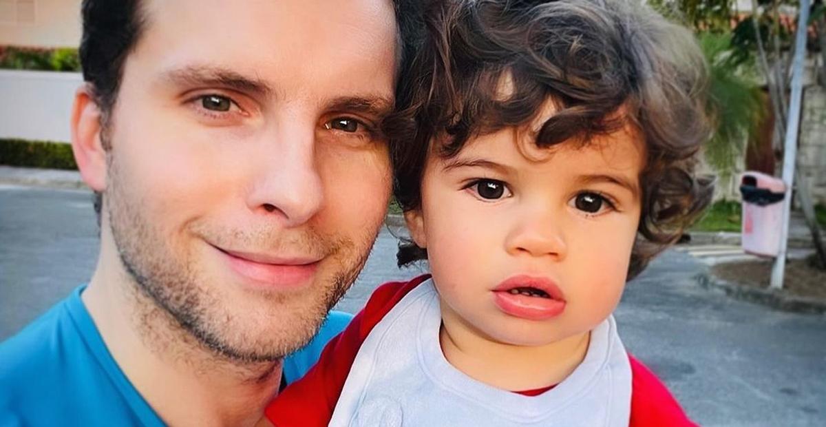 Thiago Fragoso relembra momento fofo com o filho: ”Quando o Tintin ainda dormia no peito do papai”
