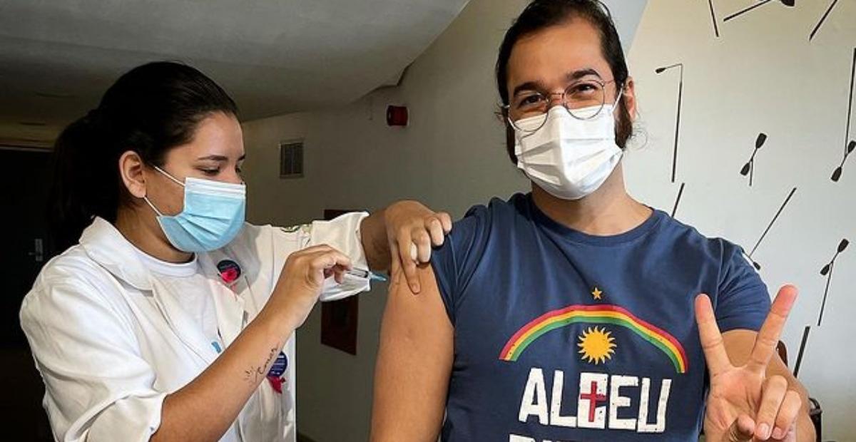 Túlio Gadêlha comemora ao receber segunda dose da vacina contra a covid-19