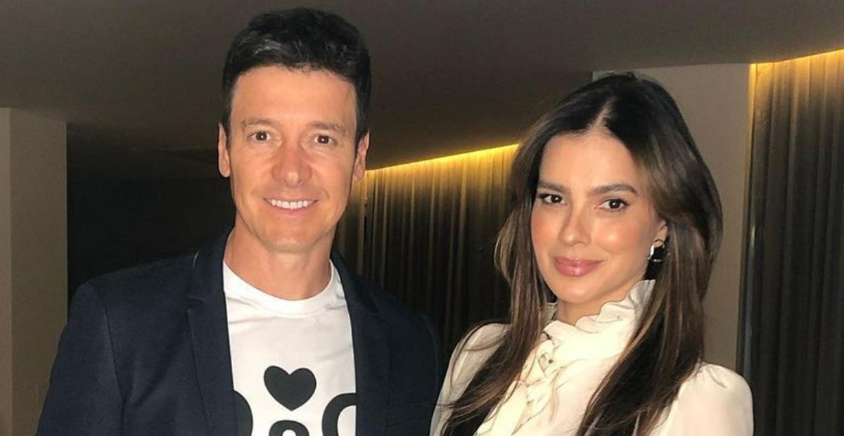 Vera Viel surge dando um beijão no marido, Rodrigo Faro e se derrete: ”Muito amor”