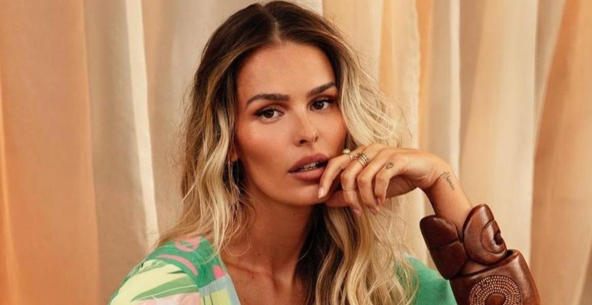 Sem sutiã, Yasmin Brunet surge deslumbrante com macacão colado e com decote até o umbigo: ”Deusa”