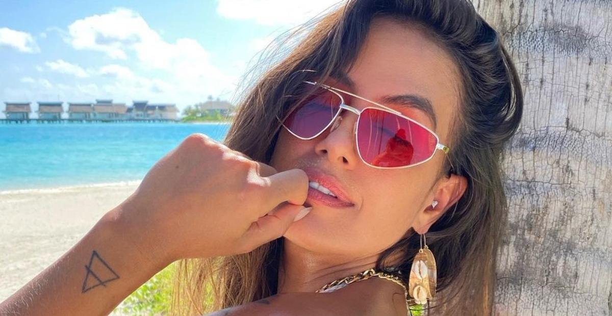 De top e saia, ex-BBB Carol Peixinho dá close em corpão sarado e rouba a cena: ”Deusa”
