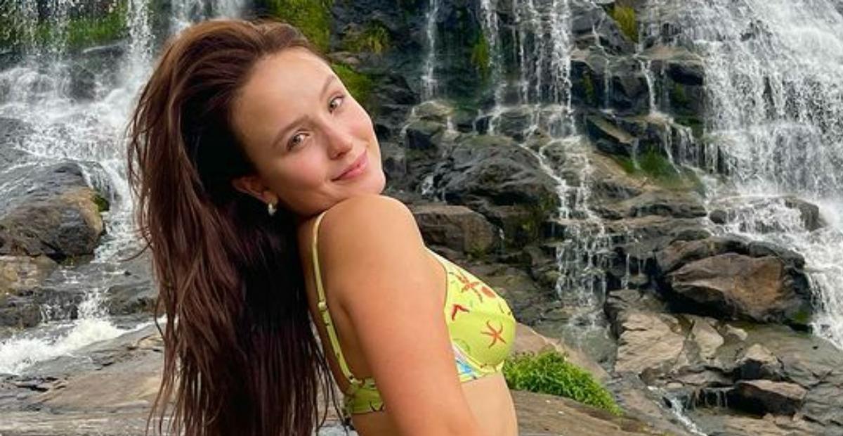 De biquíni, Larissa Manoela se refresca no mar e rouba a cena com beleza natural: ”Sereia!”