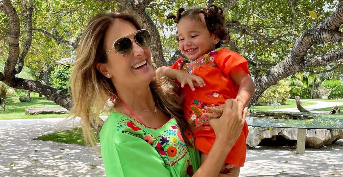 Na Bahia, Ticiane Pinheiro visita tribo indígena com a filha, Manuella