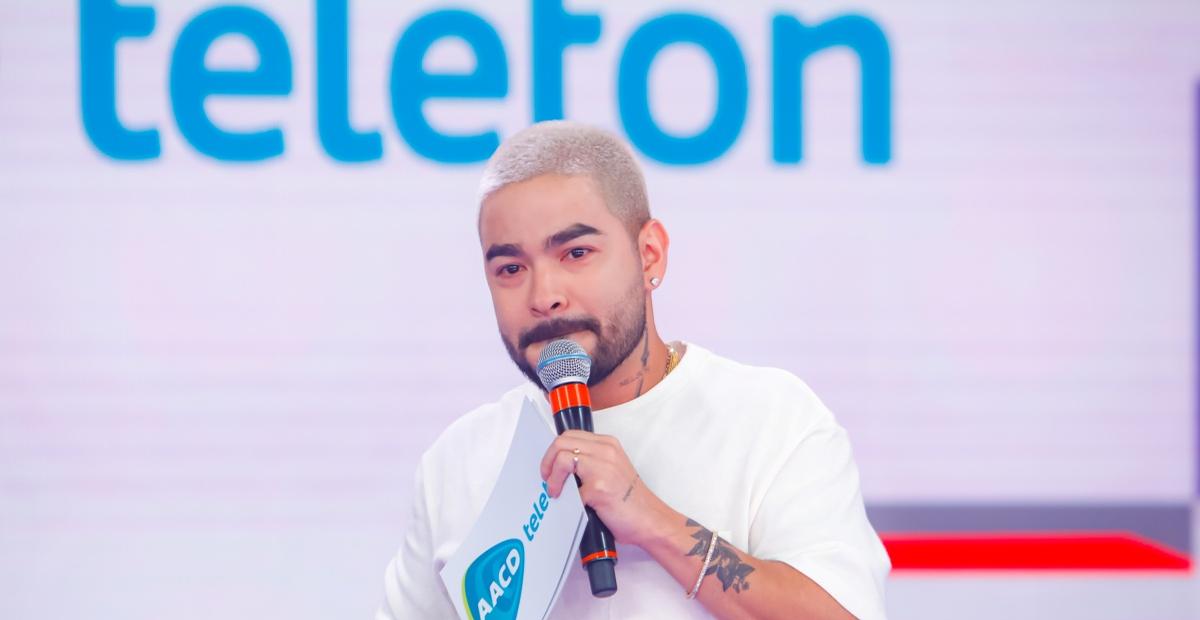 Yudi Tamashiro chora no palco do Teleton ao falar sobre a morte do pai: ”Baque muito forte”
