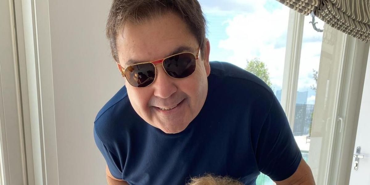 Em clique raro, Faustão aparece sorridente em foto especial com mulher e os três filhos: ”Reunida”